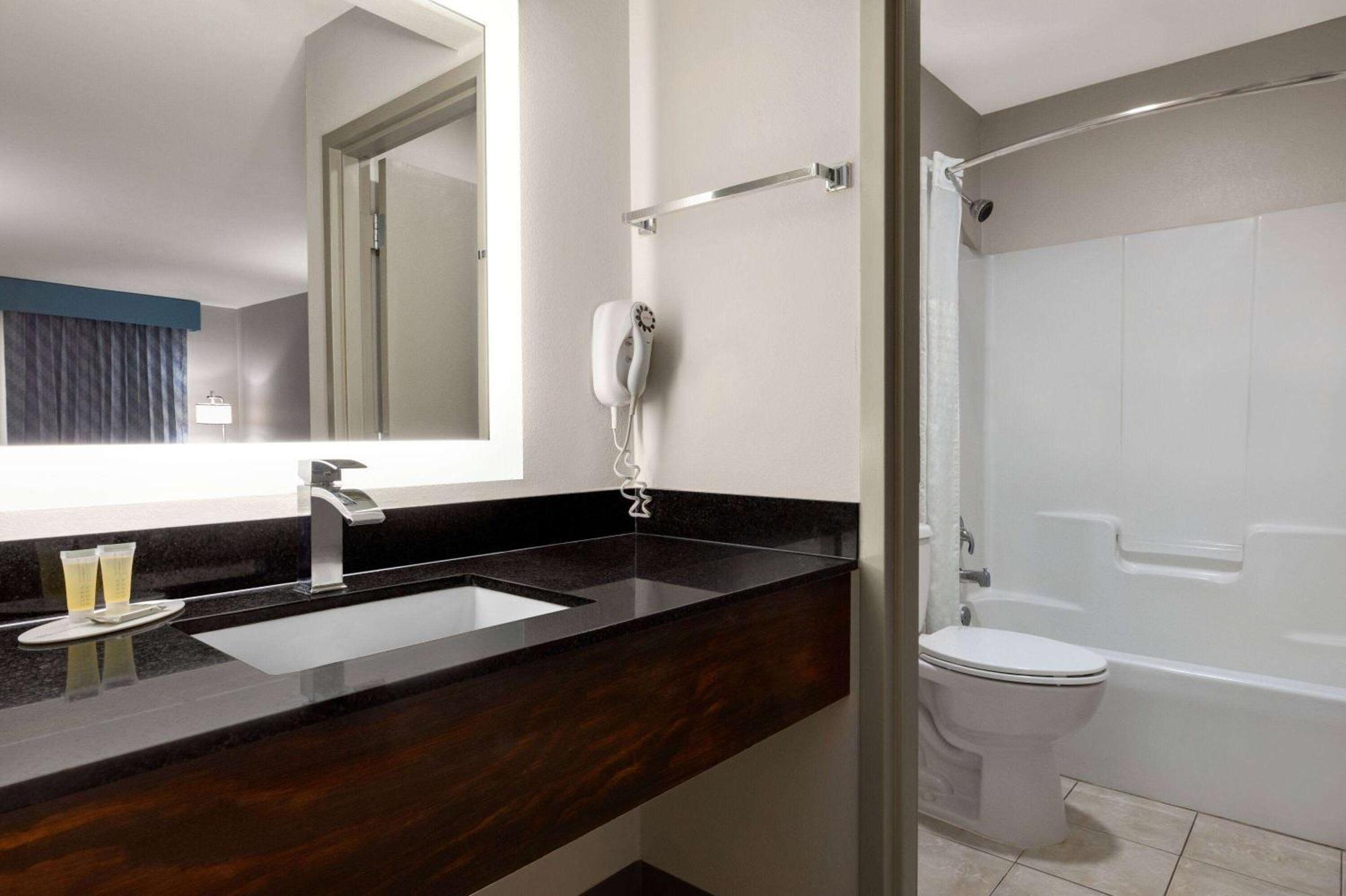 Days Inn By Wyndham Covington Bagian luar foto