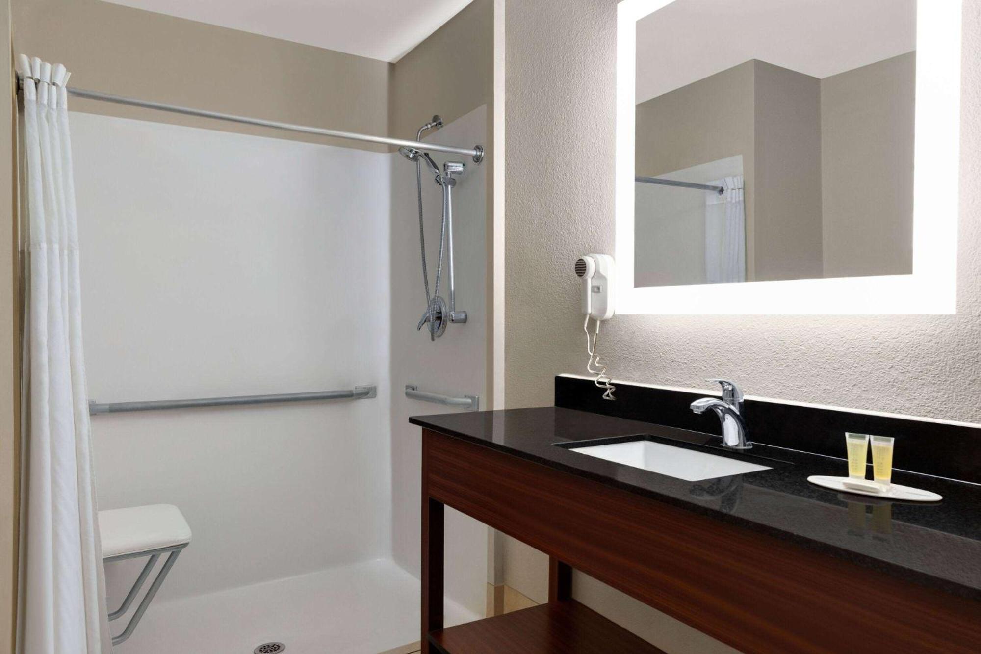 Days Inn By Wyndham Covington Bagian luar foto